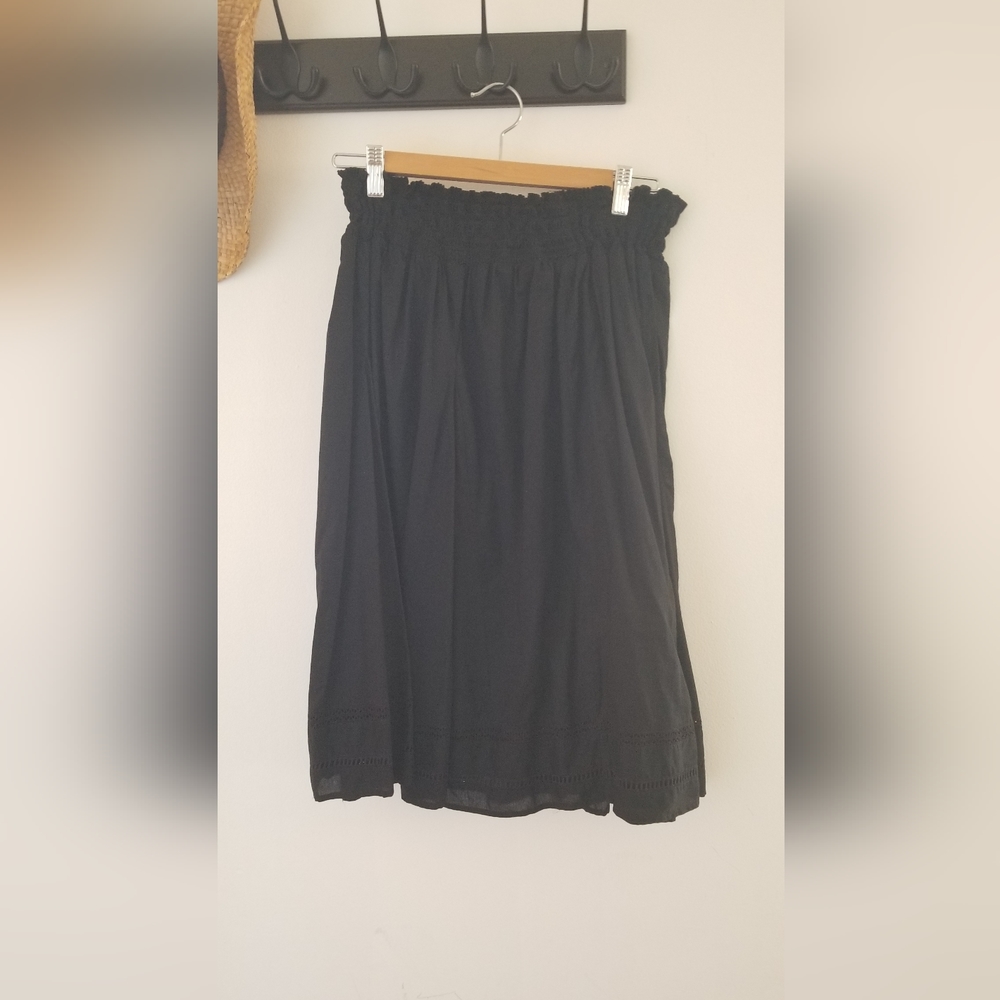 Black rusched skirt, hits below waist